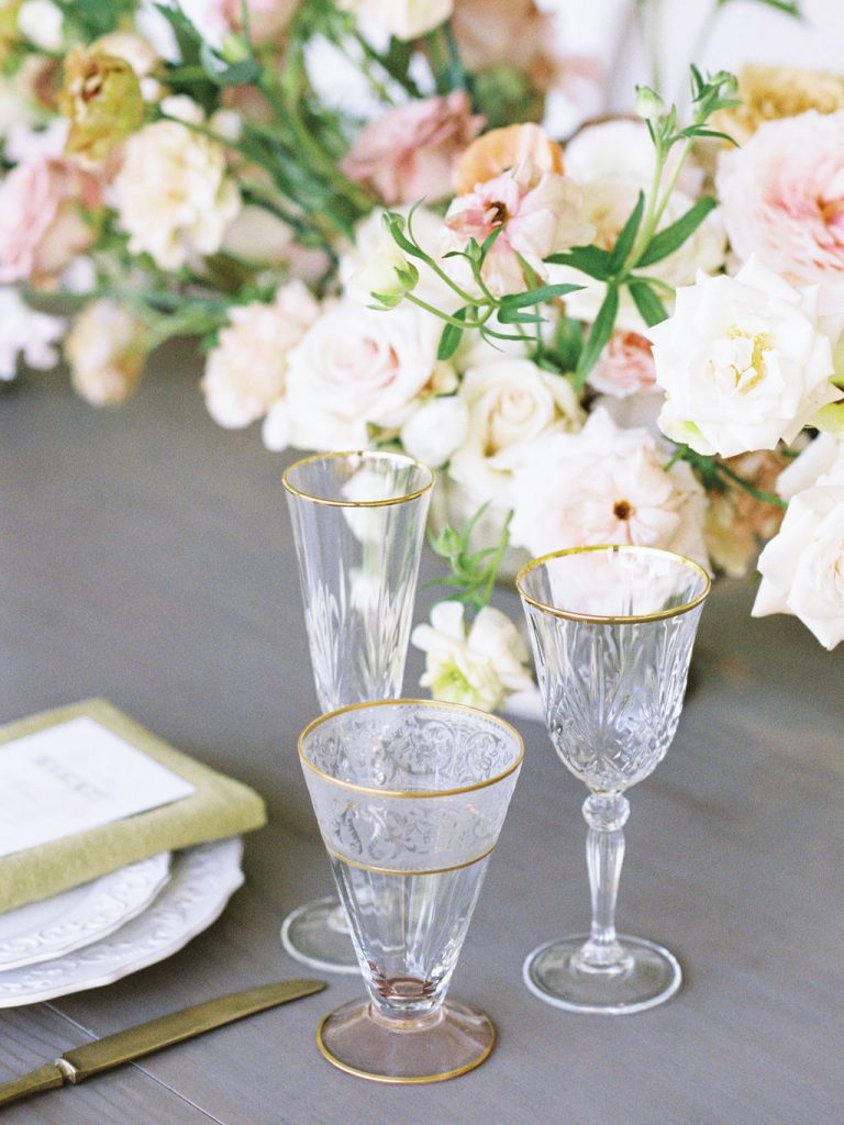 gold and blush table decor 
