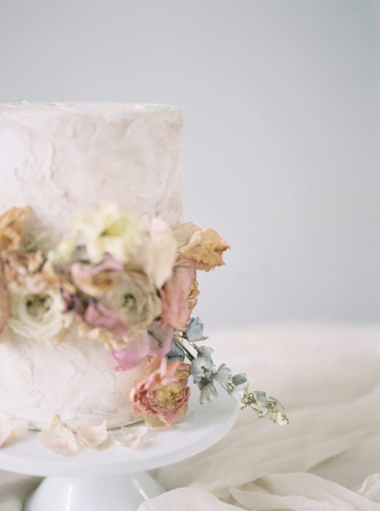 Hawaii-wedding-cake -dried-flora