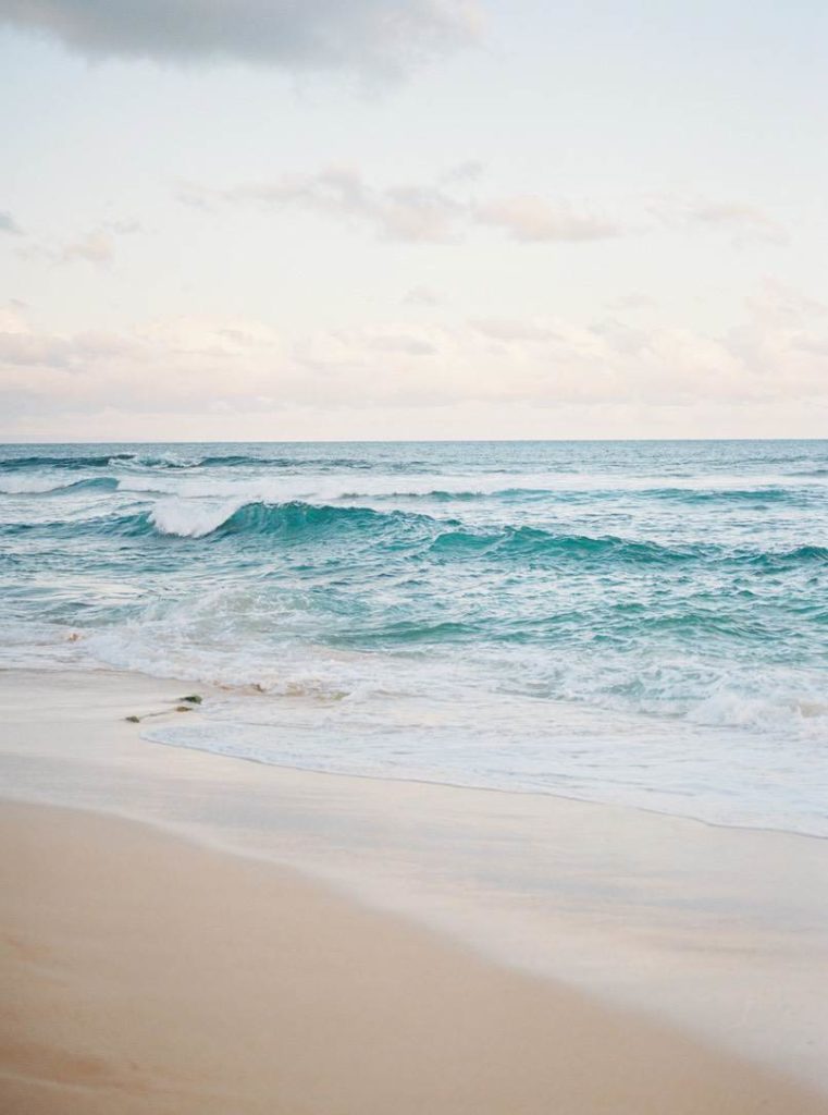 Hawaii-white-sand -beach-blue-pacific-ocean